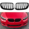 Blanksvart dubbelribb grill i sportig M Look – perfekt passform för BMW E92/E93 facelift 2010–2014.