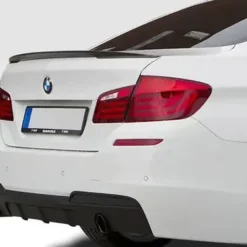 Blanksvart spoiler i M Performance-look för BMW F10 – sportig bilstyling som lyfter din 5-serie.