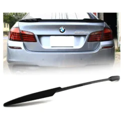 Blanksvart M4-look spoiler till BMW F10 – lyfter bilens utseende med aggressiv och sportig design.
