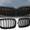 Blanksvarta M Look-njurar med dubbelribb – passar BMW 1-serie F20/F21 2011–2015 (pre-facelift).