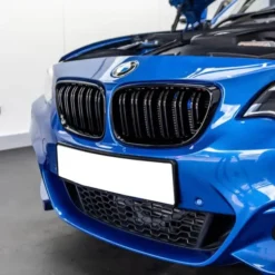 Sportig dubbelribbad grill i blanksvart för BMW F22/F23 – Ge din bil ett aggressivt M Performance-utseende.