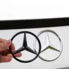 Blanksvart Mercedes-stjärna – 90 mm för baklucka. Elegant uppgradering med självhäftande montering.