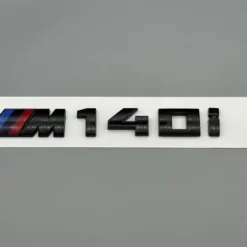 BMW-M140i-emblem-blanksvart