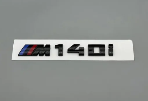 BMW-M140i-emblem-blanksvart