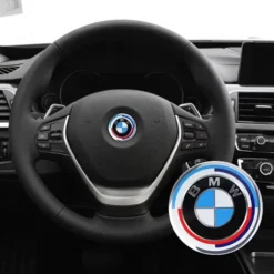 BMW 50-års jubileumsemblem för ratten – ikonisk M-design som firar Motorsport-arvet.
