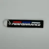 BMW nyckelring i mjukt svart tyg med Performance-logotyp – stilren och bekväm design för BMW-entusiasten som vill ha sportig touch.