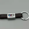 BMW M nyckelring i äkta läder med metall och färgglada M-stripes – exklusiv nyckelhänge