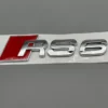 Kromat RS6-emblem till Audi – en stilren detalj som ger din bil ett kraftfullt och sportigt intryck.