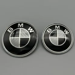 BMW-Emblem-SvartVit-Kolfiber-82mm-73mm