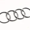 Kromade Audi-ringemblem för baklucka – finns i storlekarna 192, 200 och 216 mm. Passar många Audi-modeller för en snygg finish.