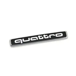 Stilrent Quattro-emblem i svart och silver – perfekt för bilstyling av din Audi med en sportig touch.