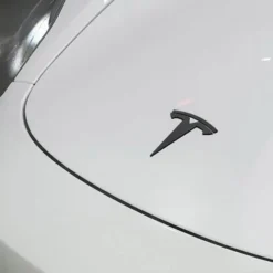 Tesla-Emblem-Fram-Lucka-Svart