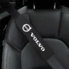 Volvo bälteskudde i svart – mjuk komfort med stilren vit logotyp. Säljs i praktiskt 2-pack.