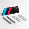 BMW M grill-emblem i svart – sportig design med M-färger för en aggressiv front