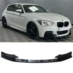 Förbättra fronten på din BMW F20/F21 2011–2015 med en blanksvart frontläpp i M Performance-stil – sportig, stilren och enkel att montera.
