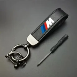 BMW M nyckelring i läder med färgglada M-stripes – exklusiv och sportig design