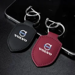Elegant Volvo-nyckelring i äkta läder – välj mellan klassisk svart eller marinröd färg för stil och kvalitet.