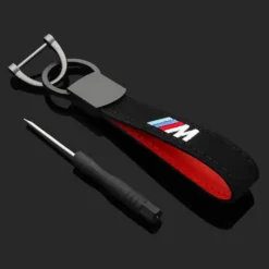 BMW nyckelring i Alcantara med M-färger – sportig och exklusiv accessoar