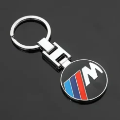 BMW M nyckelring i borstad metall med färgglada M-stripes – robust och stilren