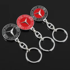 Mercedes-Benz nyckelring i metall – välj mellan röd, svart eller röd/svart för en stilren och sportig accessoar.