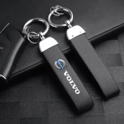 Exklusiv Volvo-nyckelring i äkta läder med präglad logotyp – en stilren och hållbar accessoar för bilentusiasten.