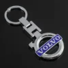 Elegant nyckelring med Volvo-logo i borstad metall – perfekt accessoar för varje Volvo-entusiast.