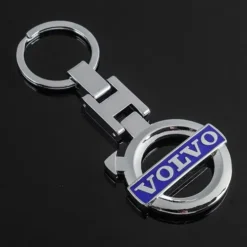 Elegant nyckelring med Volvo-logo i borstad metall – perfekt accessoar för varje Volvo-entusiast.