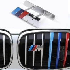 BMW M-emblem i krom för grill – med ikoniska M-färger och blank finish