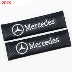 Mercedes bälteskuddar i svart kolfiberlook – 2-pack för ökad komfort och sportigare känsla i bilen.