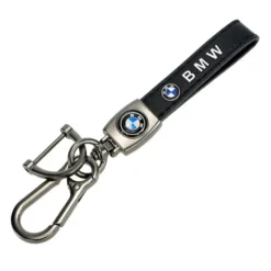 BMW nyckelring i svart äkta läder med elegant design och subtil BMW-logotyp – perfekt för BMW-ägaren som vill ha kvalitet och klass.