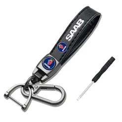 Saab nyckelring i svart äkta läder med stilren design – perfekt tillbehör för Saab-ägaren som vill ha kvalitet och elegans varje dag.