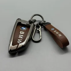 BMW nyckelskal G-serie Exklusiv – stilfullt skydd med matchande nyckelring i metall och läder för en elegant och exklusiv känsla.