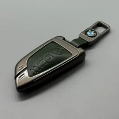 BMW nyckelskal G-serie i lyxig design – exklusivt skydd med matchande nyckelring i metall och läder för en elegant BMW-upplevelse.