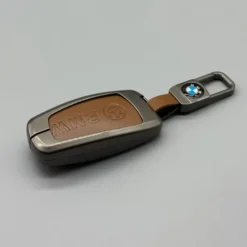Klassiskt BMW nyckelskal i svart läder med detaljer i metall och matchande nyckelring – perfekt balans mellan stil, skydd och funktion.