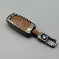 Klassiskt BMW nyckelskal i svart läder med detaljer i metall och matchande nyckelring – perfekt balans mellan stil, skydd och funktion.