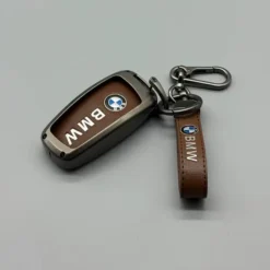 Exklusivt BMW nyckelskal i robust metall med detaljer i äkta läder, kompletterat med matchande nyckelring – en perfekt kombination av stil och hållbarhet.
