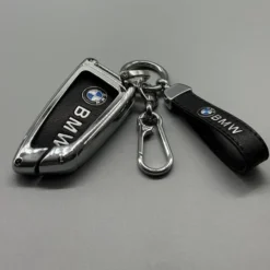 BMW nyckelskydd G-serie Klassisk – elegant skydd och matchande nyckelring i metall och läder. Stilren, tidlös och funktionell design.