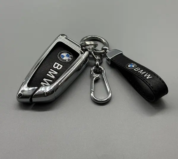 BMW nyckelskydd G-serie Klassisk – elegant skydd och matchande nyckelring i metall och läder. Stilren, tidlös och funktionell design.