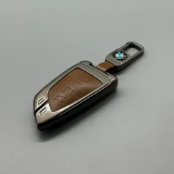 Lyxigt BMW-nyckelskydd med matchande nyckelring – designad för G-serien, i exklusiv metall och läder för både skydd och stil.