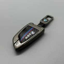 BMW nyckelskydd G-serie Motorsport – sportig premiumdesign med matchande nyckelring i metall och läder för en racinginspirerad känsla.