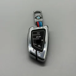 Exklusivt nyckelskydd för BMW G-serie – premiumdesign med matchande nyckelring i metall och läder för stil och skydd.