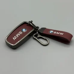 BMW nyckelskydd i elegant läder med matchande nyckelring – ett exklusivt set som kombinerar skydd, stil och premiumkänsla.