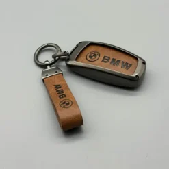 Stilrent BMW nyckelfodral i svart läder med matchande nyckelring i borstad metall – tidlös klassisk design och hållbar kvalitet.
