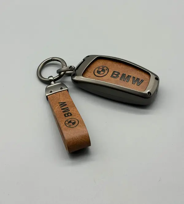 Stilrent BMW nyckelfodral i svart läder med matchande nyckelring i borstad metall – tidlös klassisk design och hållbar kvalitet.