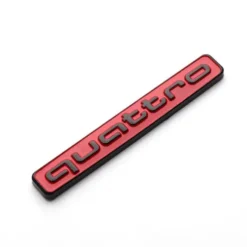 Quattro-emblem i rött och svart – för dig som vill ge din Audi en aggressiv och racinginspirerad look.