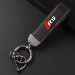 Exklusiv Audi RS nyckelring i svart premiumläder med röda sömmar – stilren och sportig accessoar för entusiasten