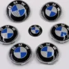 Exklusivt 7-pack BMW emblem i blå/vit kolfiber – uppgradera din bil med sportig premiumdesign.