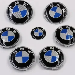 Exklusivt 7-pack BMW emblem i blå/vit kolfiber – uppgradera din bil med sportig premiumdesign.
