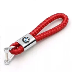 BMW nyckelring i röd flätad läderdesign med metallfäste – stilren accessoar för bilentusiaster