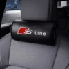 Audi S line nackkudde i svart kolfiber med broderad logotyp – 2-pack bekväma bilkuddar.